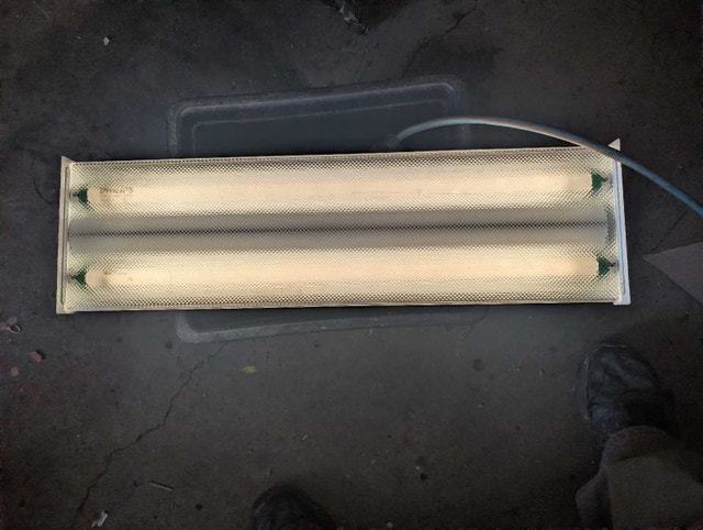 24-In fluorescent fixture with electronic ballast