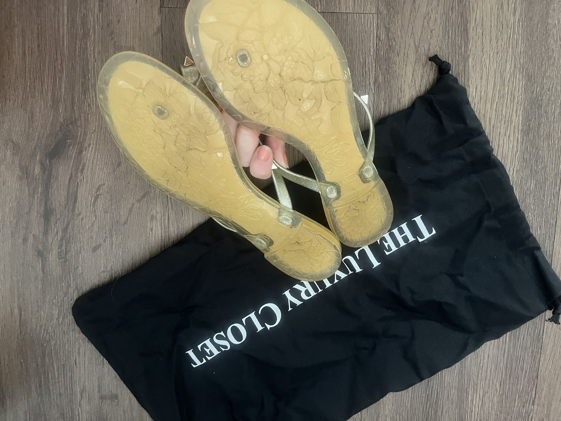 Valentino Garavani Rockstud Flip Flops Sandals 37 - photo 3