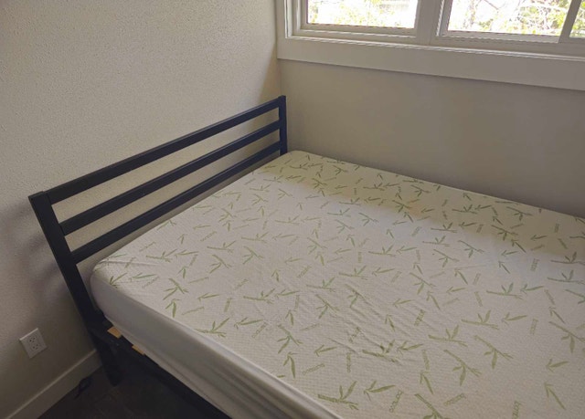 Zinus Queen Bed Set - Mattress & Metal Platform Frame - photo 2