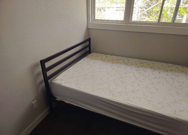 Zinus Queen Bed Set - Mattress & Metal Platform Frame - photo 3