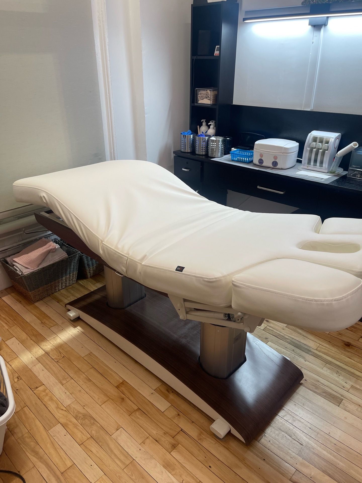 Skin Act spa bed (like new - Good condition!)