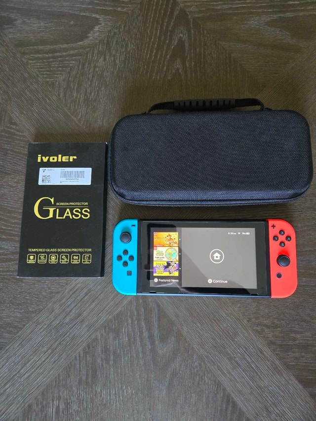Nintendo Switch Console with Hori Split Pad and 2 Cases - photo 2