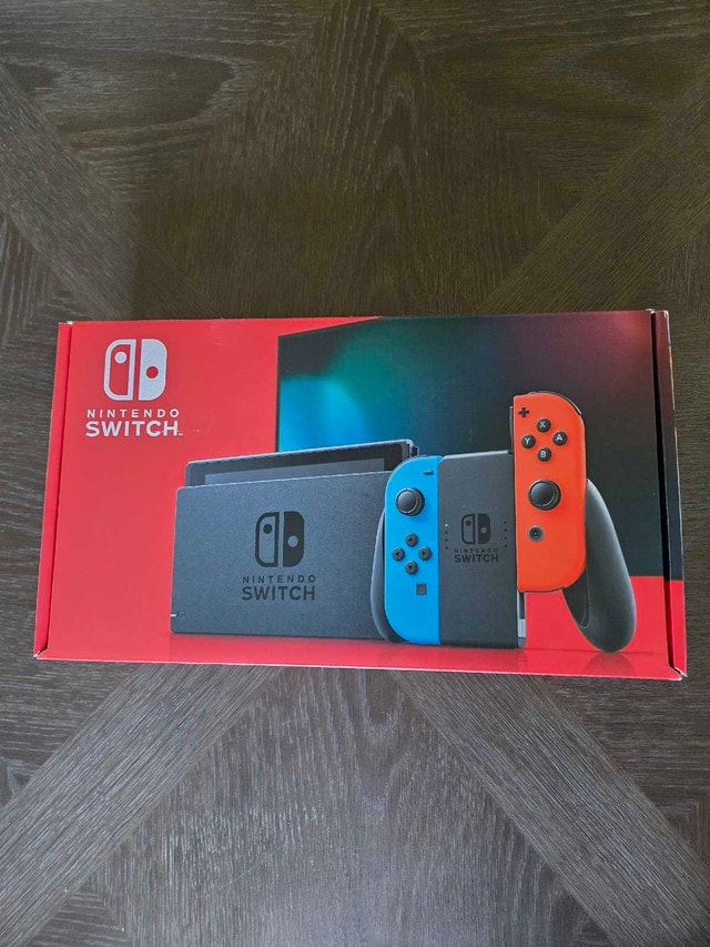 Nintendo Switch Console with Hori Split Pad and 2 Cases - photo 3