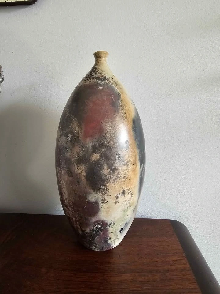 Hand made pottery vase (signed) - photo 3