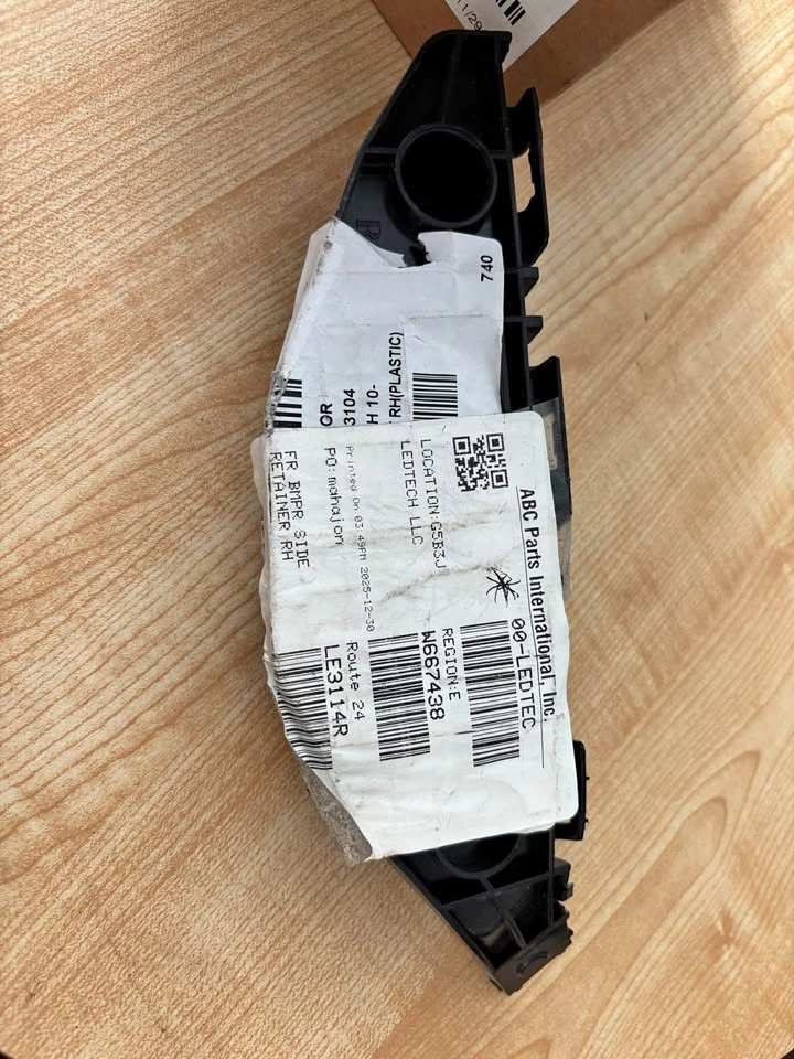 Front Bumper Side Retainer Bracket RH Passenger Side LE3114R