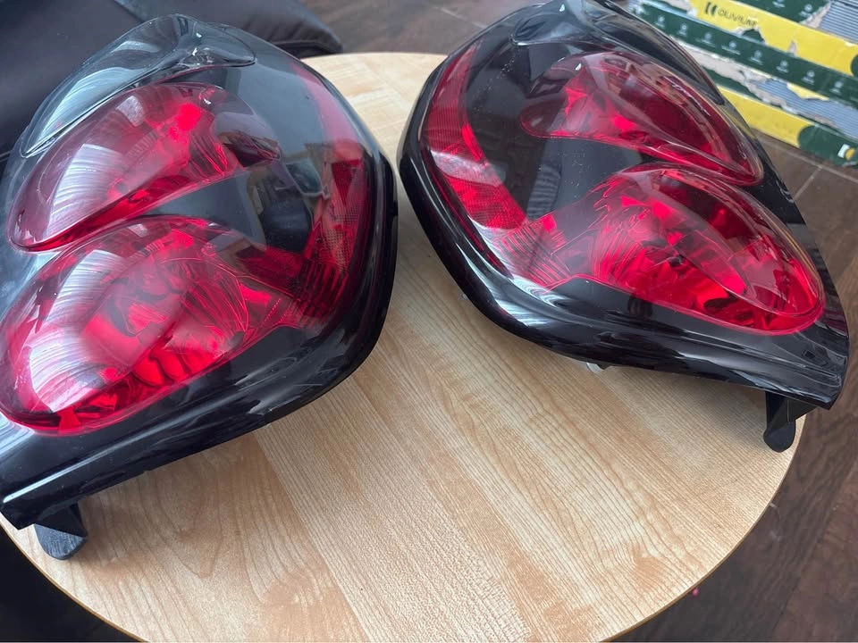 2002-2009 Chevy Trailblazer Tail Lights (Driver & Passenger) - photo 2