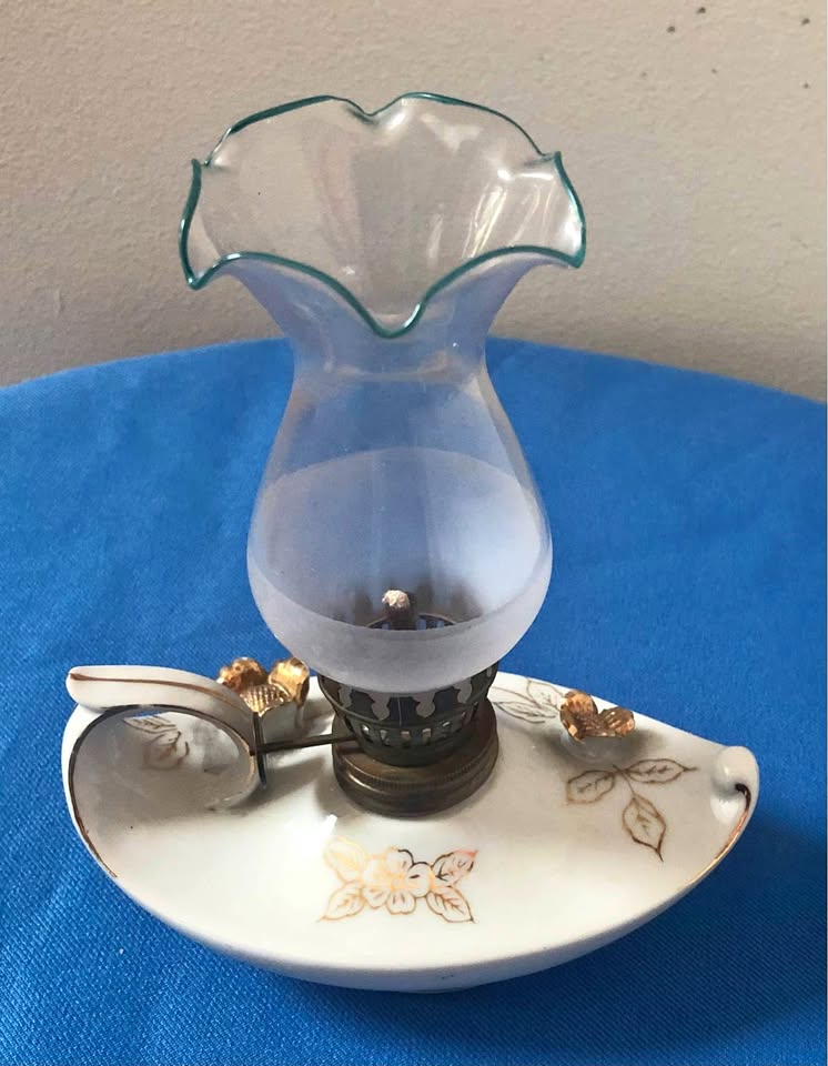 VTG. MINIATURE ALADDIN STYLE MOSS ROSE OIL LAMP