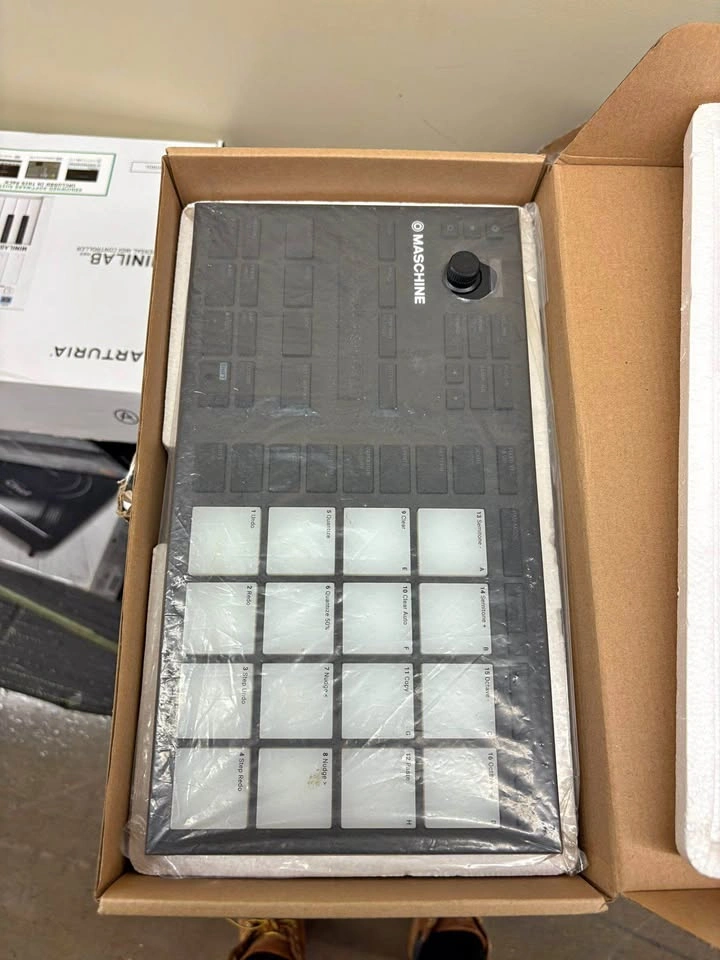 Maschine Mikro MK3 - Music Production Controller