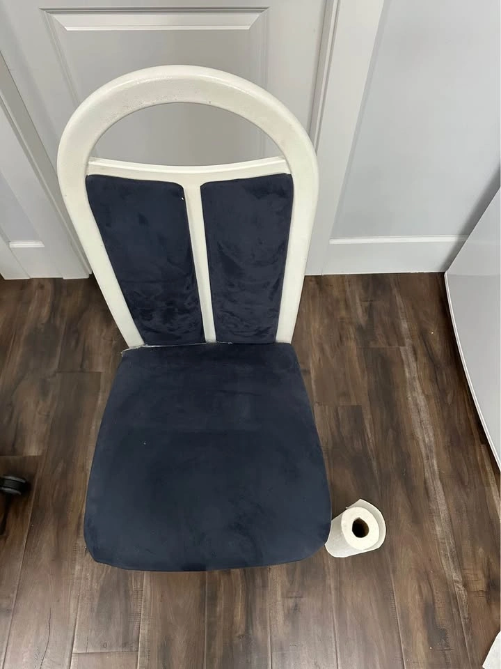 FREE 4x Chairs + Dining Table - photo 3