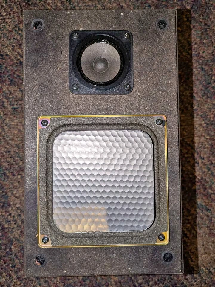 Realistic Minimus-35 Speakers – One Works, One Needs Repair $20
