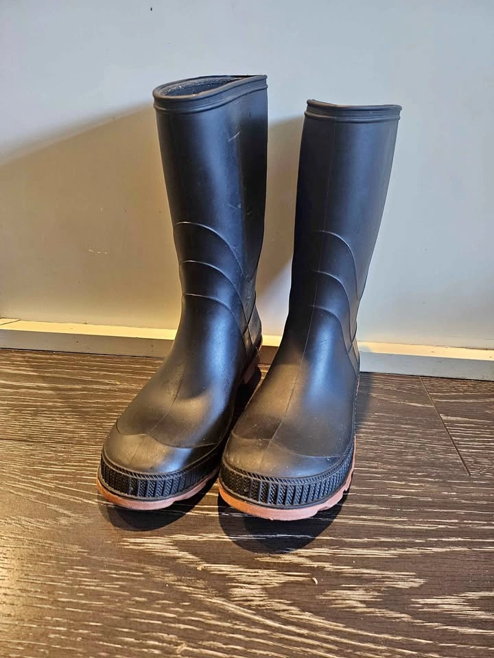 Black rain boots 6y