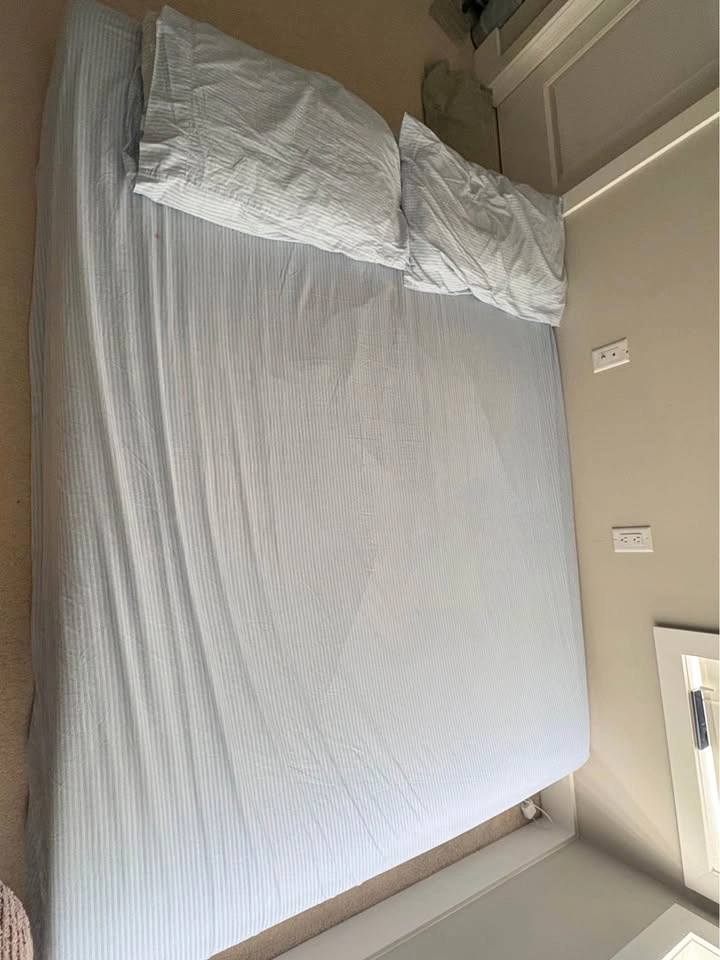 Queen Mattress with Pillows for Sale - photo 2