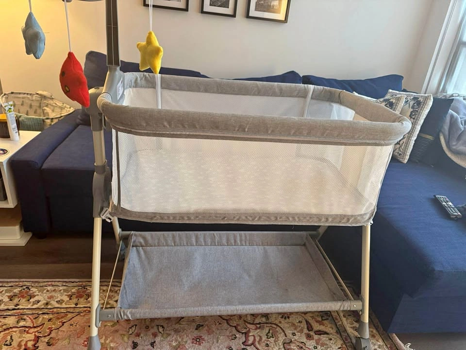 Baby bassinet height adjustable
