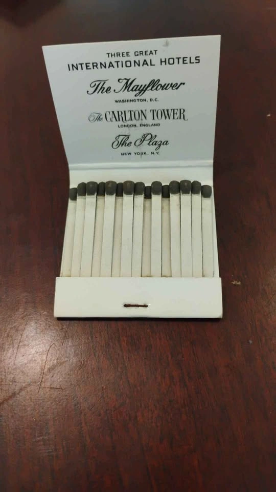 Vintage The Plaza Full Unstruck Matchbook The Columbia Match Com - photo 4
