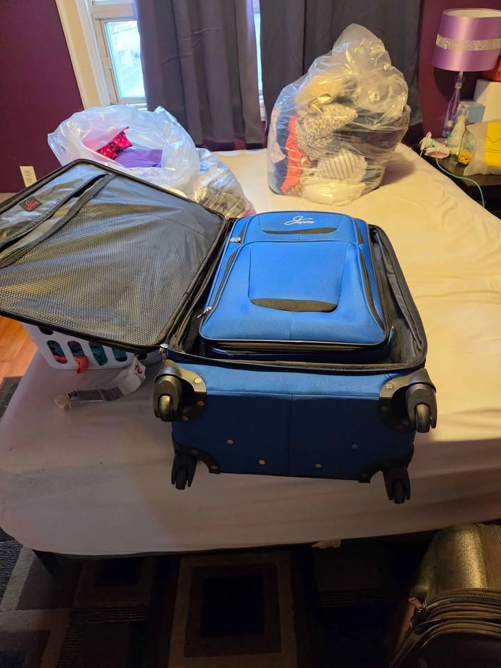 3 piece Skyway Blue Rolling Luggage Set - photo 2