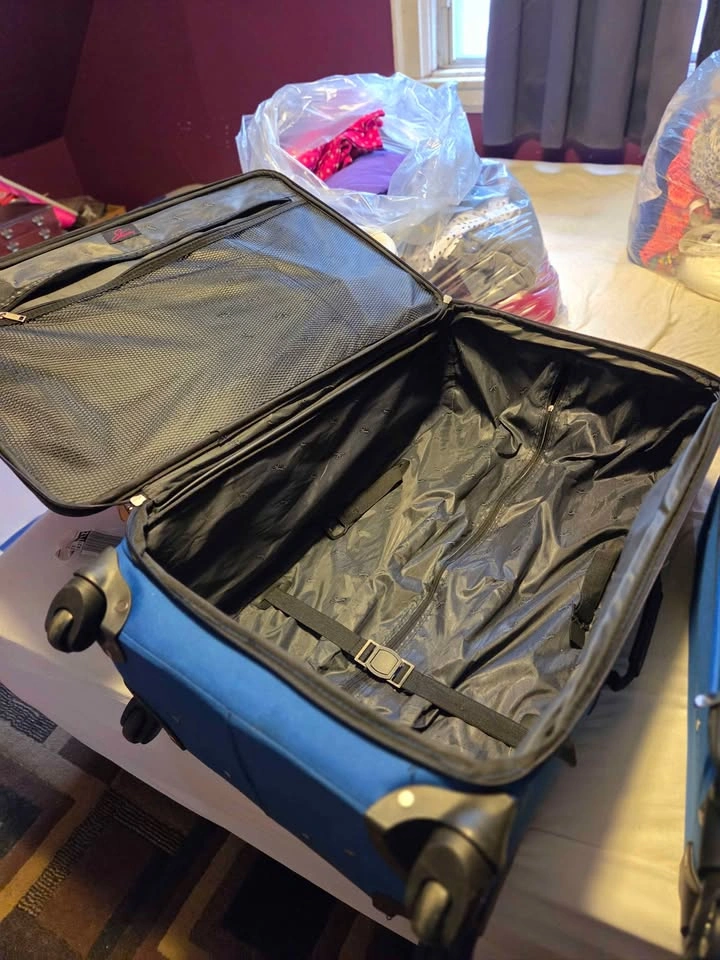 3 piece Skyway Blue Rolling Luggage Set - photo 3