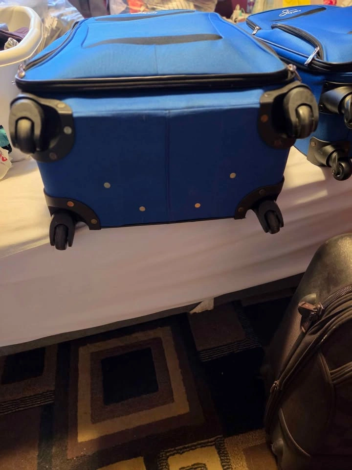 3 piece Skyway Blue Rolling Luggage Set - photo 4