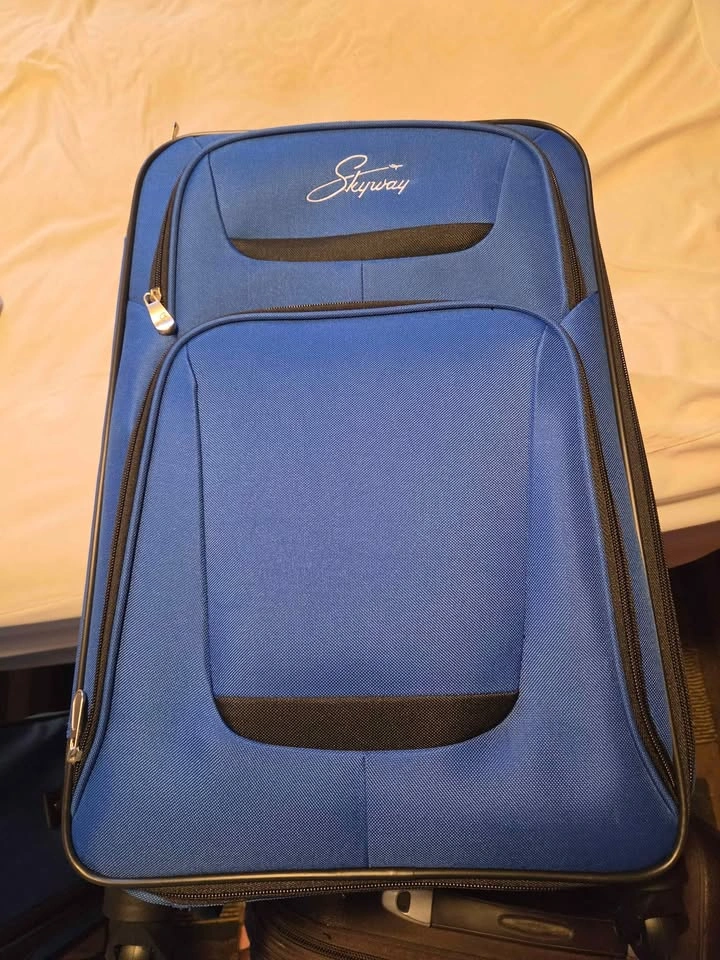 3 piece Skyway Blue Rolling Luggage Set - photo 5