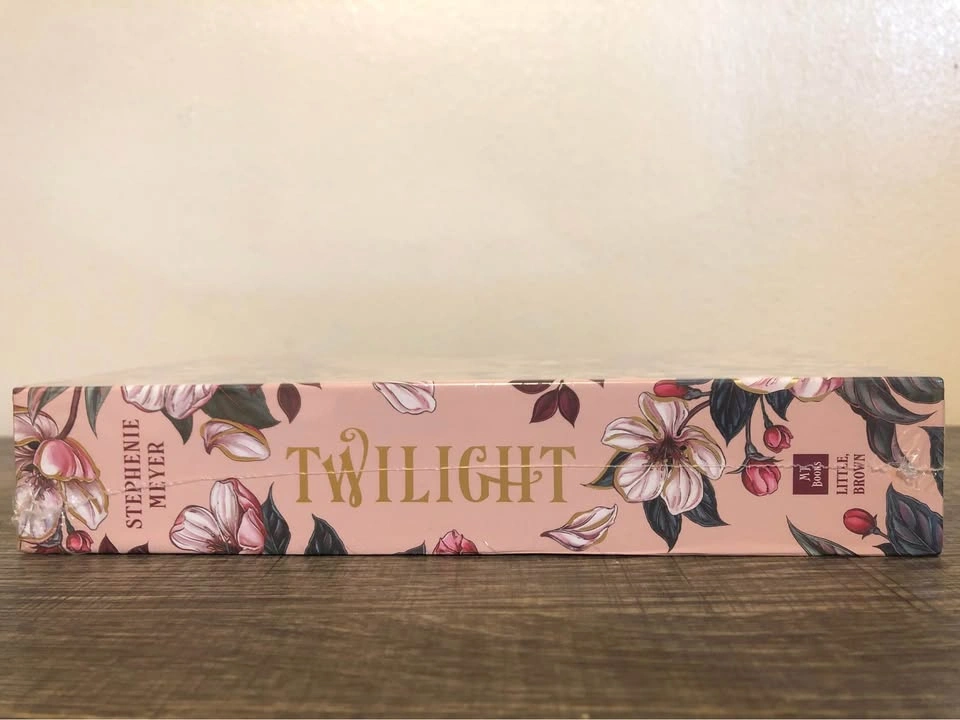 Twilight: Deluxe Collector’s Edition by Stephenie Meyer - photo 2