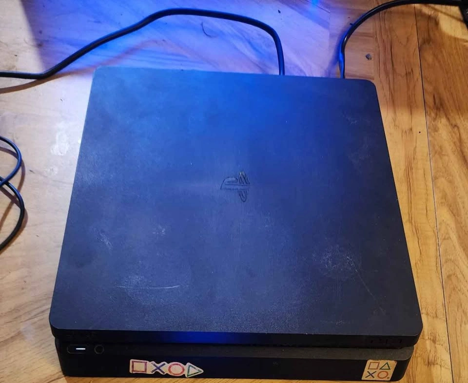 PS4 1TB Console with 2 Controllers and 5 Games - photo 2