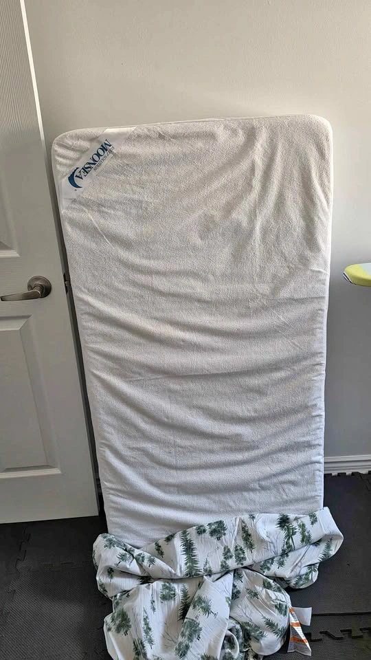 Simmons Crib Mattress Lightly Used