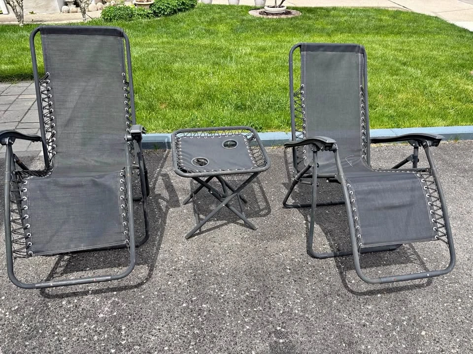 Zero gravity reclining lounge lawn chair with side table