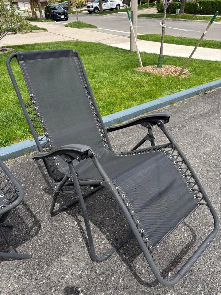 Zero gravity reclining lounge lawn chair with side table - photo 2