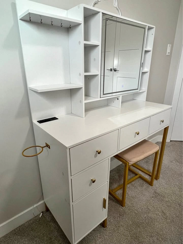 Makeup Vanity (Moving Out Sale*)