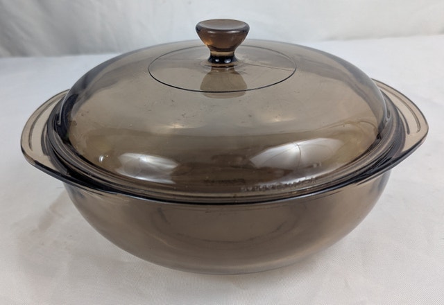 Vintage Pyrex Amber Smoke Covered 2Qt Corning Casserole Dish 024