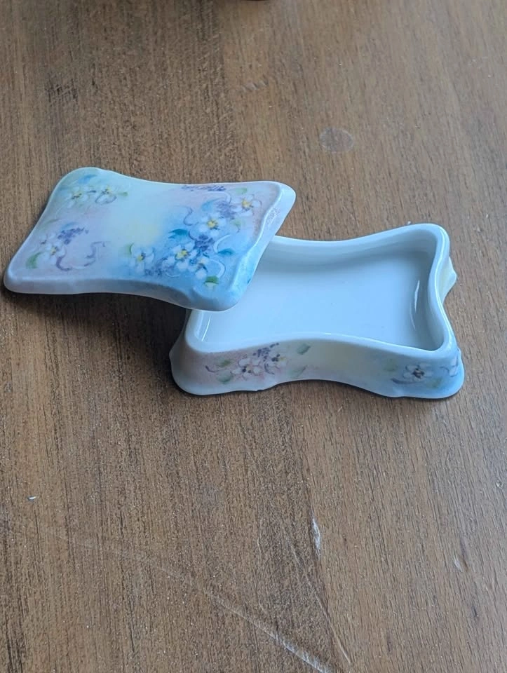 Pretty Floral Porcelain Trinket Box - photo 3