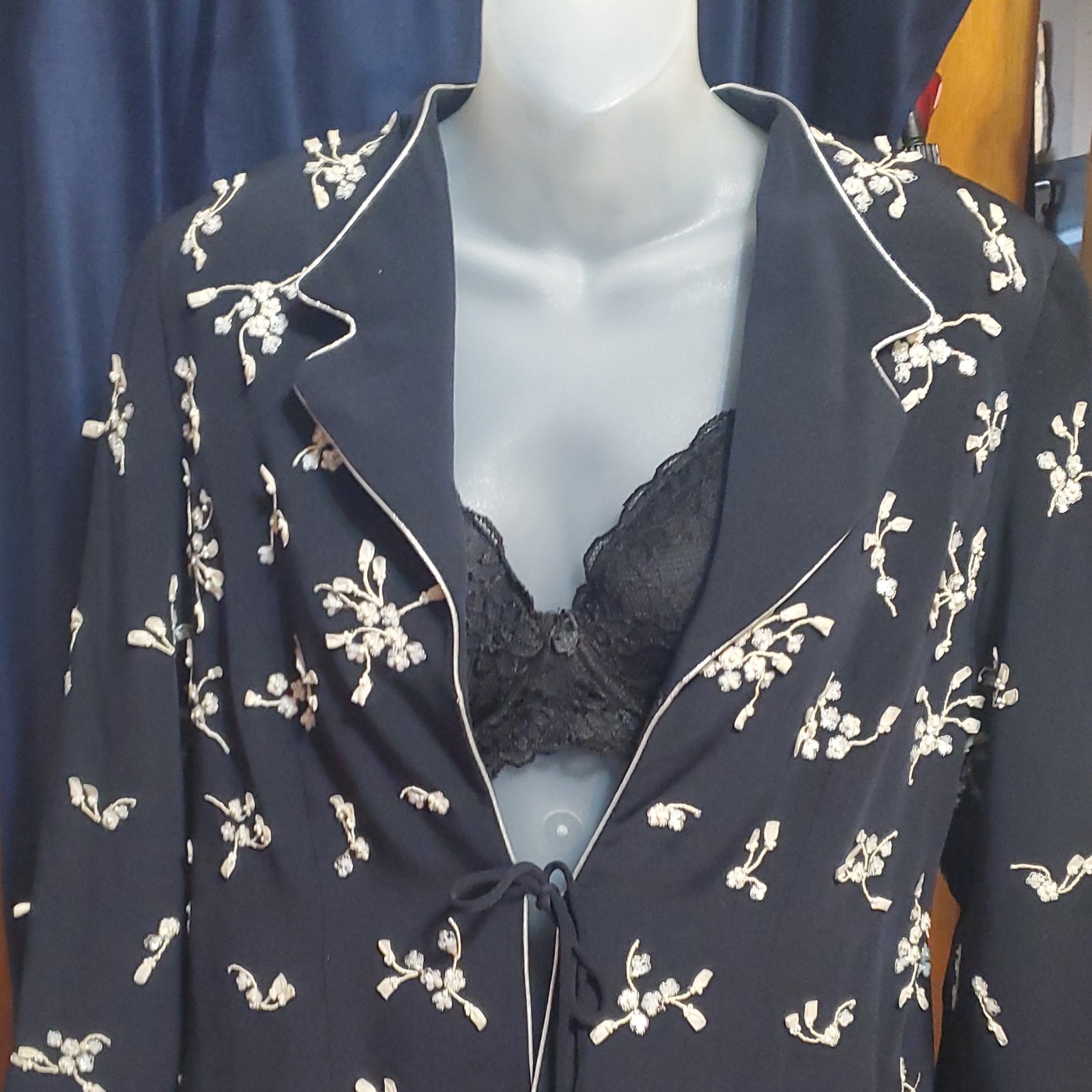 Floral Embroidered Women's Robe - Tie Long Sleeve Notch Collar - photo 4