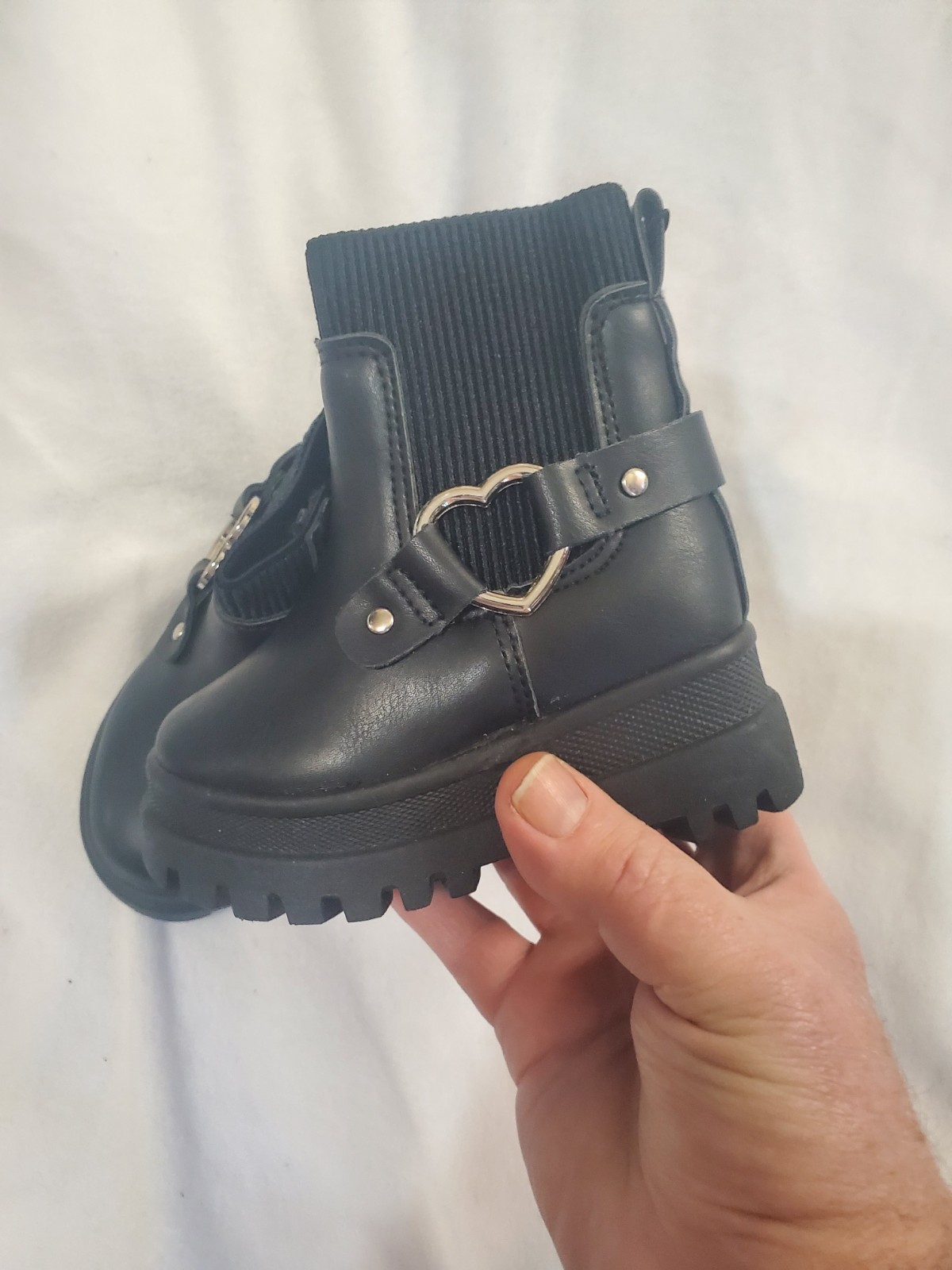 UGEE Baby Girls Black Heart Zip Ankle Bootie Size 6 - photo 4