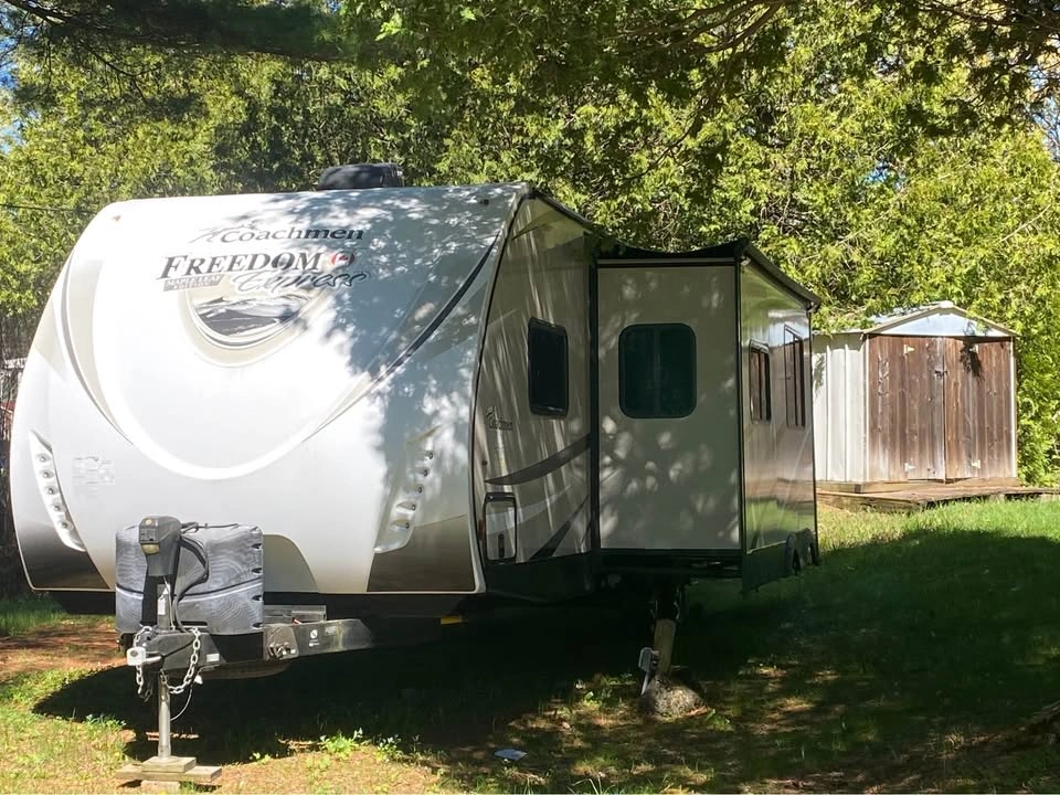 2016 Coachmen Freedom Express Travel Trailer - photo 2