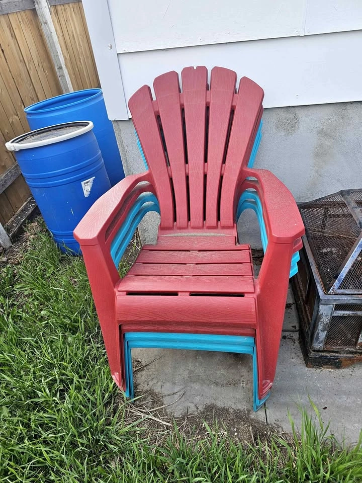 Stacking outdoor lounge chairs