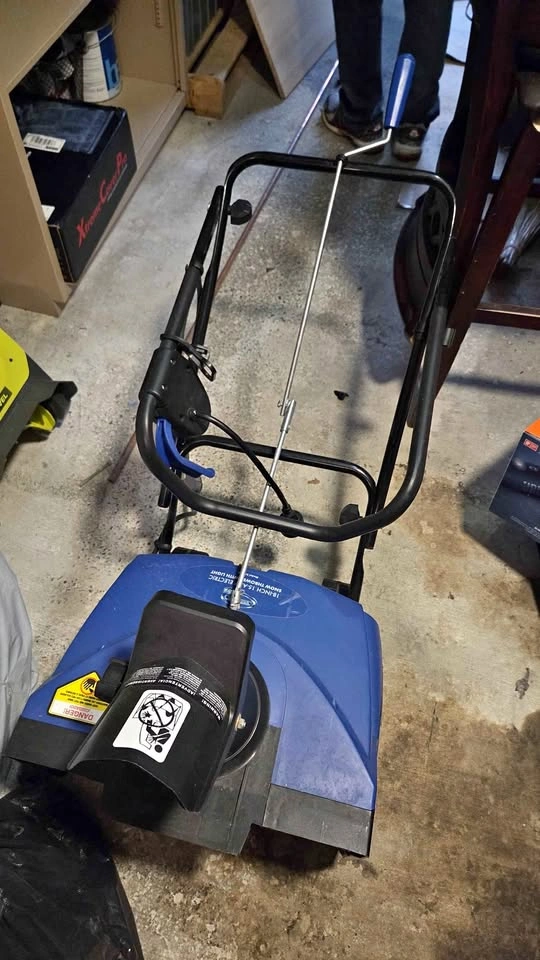 18-inch Electric Snow Thrower 15 amp