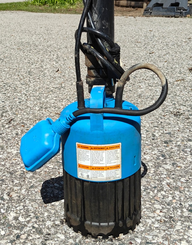 Working Submersible Sump Pump w/ Float Switch - Estimated 1/3 HP