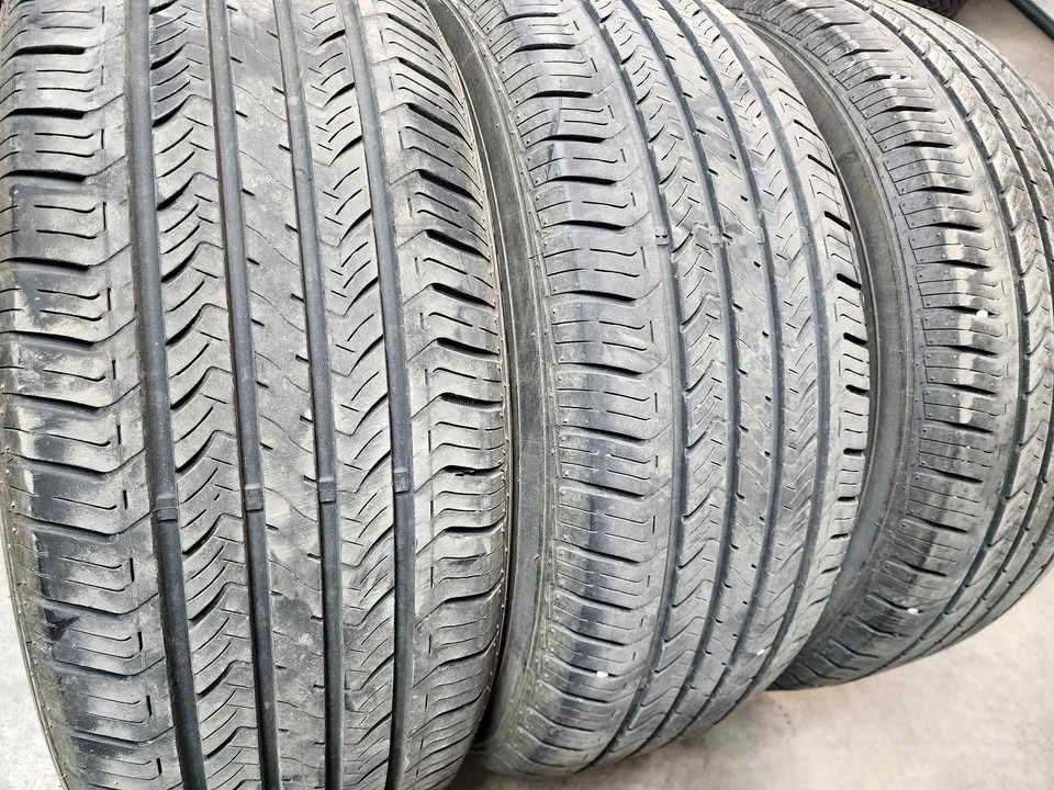 3 No. 235/60R18 Maxxis Bravo HP Allseasons Tires