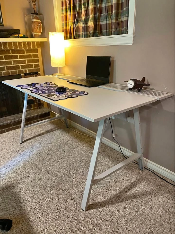 White Ikea Gaming Desk(delivery available)