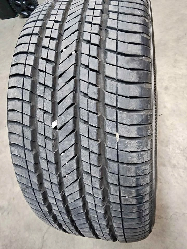 1 No. P225/40R18 Yokohama Allseasons Tire