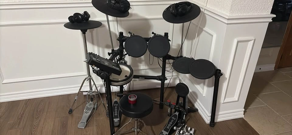 Yamaha DTX502 Electronic Drum Set w/ Headphones - photo 2