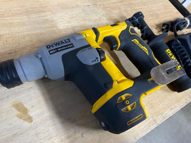 Dewalt Atomic Brushless 20V 5/8" SDS Rotary Hammer - photo 2