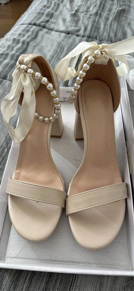 Ladies size 6 high heels