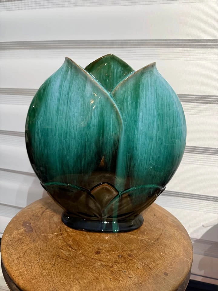 Large Tulip Blue Mountain Pottery Vase - photo 2