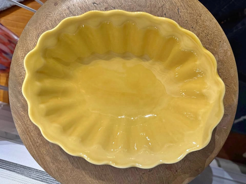 Maioliche M. Jessica Italian yellow scalloped serving bowl