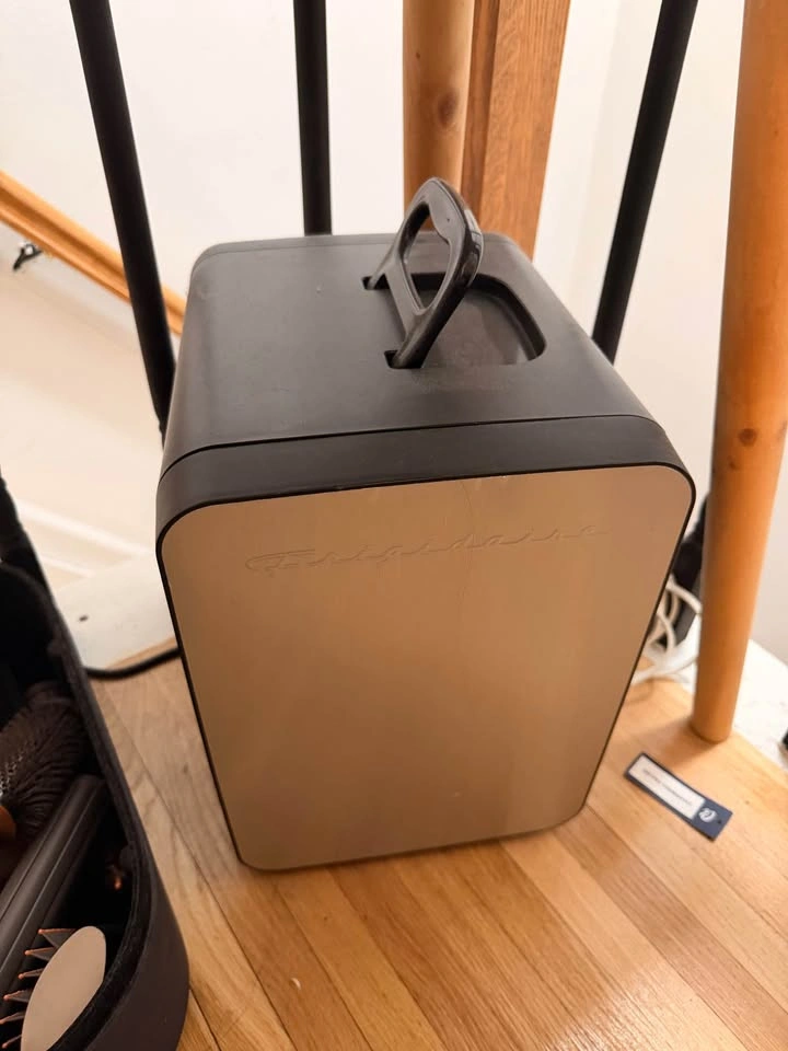 Frigidaire Mini fridge - photo 3