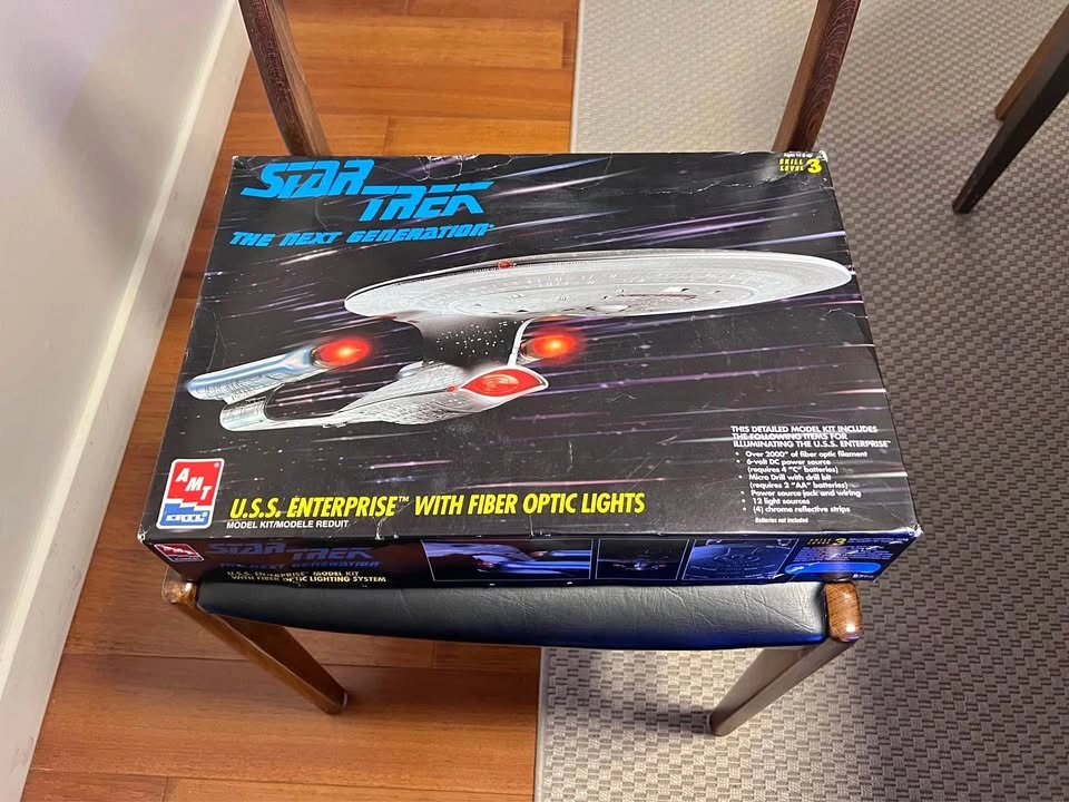 AMT Star Trek TNG Enterprise NCC-1701-D Model Kit (1997)
