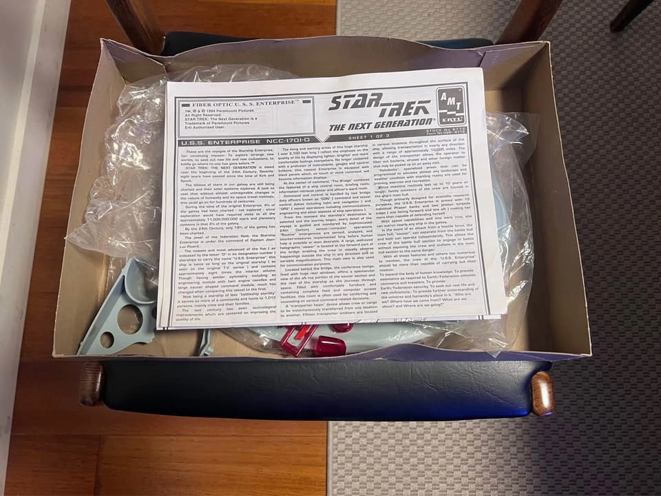 AMT Star Trek TNG Enterprise NCC-1701-D Model Kit (1997) - photo 3