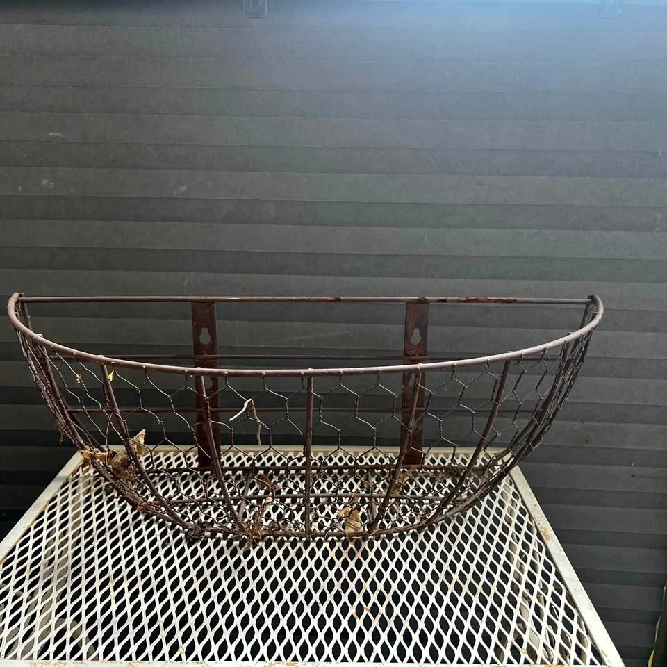 Wire flower planter box