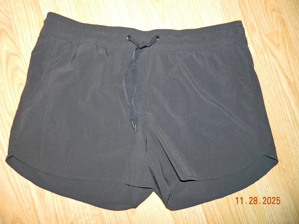 WOMENS EDDIE BAUER SHORTS size M..light swift material