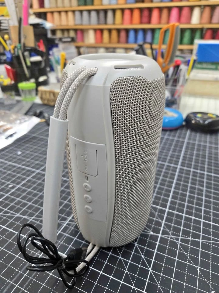 iConcepts wireless Bluetooth speaker, model SPKRFABV-LGRY